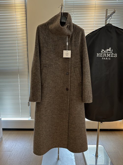Hermes Elegant Convertible Collar Coat with Cashmere and Wool Composition