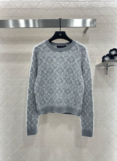 Louis Vuitton Customized Cashmere Wool Round Neck Pullover with Four-leaf Clover Logo