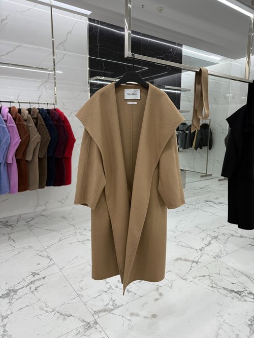 Max Mara Rienza Camel Cashmere Coat with Ruffled Collar and Sophisticated Silhouette