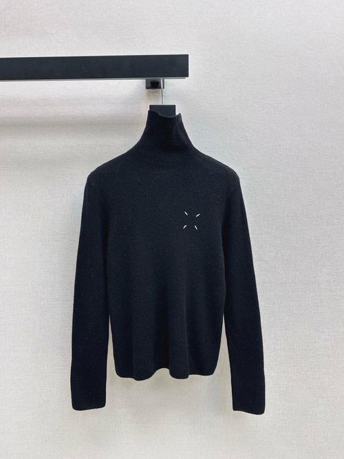 Maison Margiela Mm 6 Fitted Contrasting Color Turtleneck Base Layer, Comfortable and Elastic