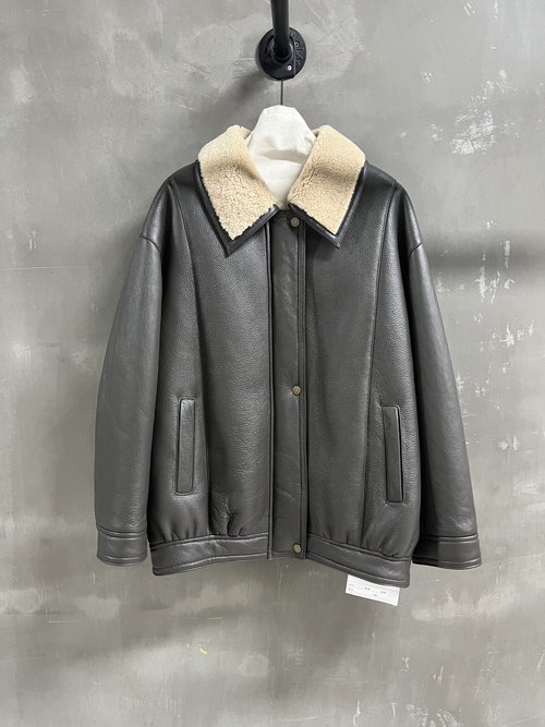 Toteme Popular Fur-Trimmed Leather Clothing, Lean and Versatile