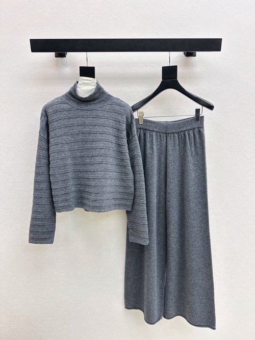 Max Mara Elegant High-Neck Knitted Ensemble with Pants - Subtle Sophistication