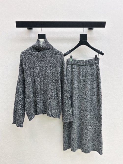 Brunello Cucinelli Knitted Suit with Handmade Crochet, Simple and Elegant