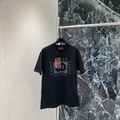 Gucci Square Print T-shirt for a Stylish Outfit