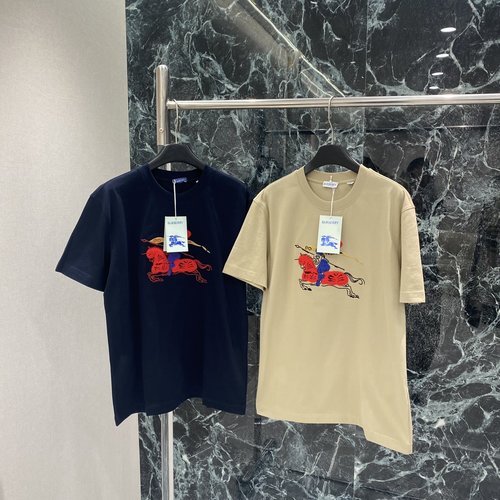 Burberry Hand-Painted Knight Logo Red Warhorse T-Shirt for a Casual Appearance