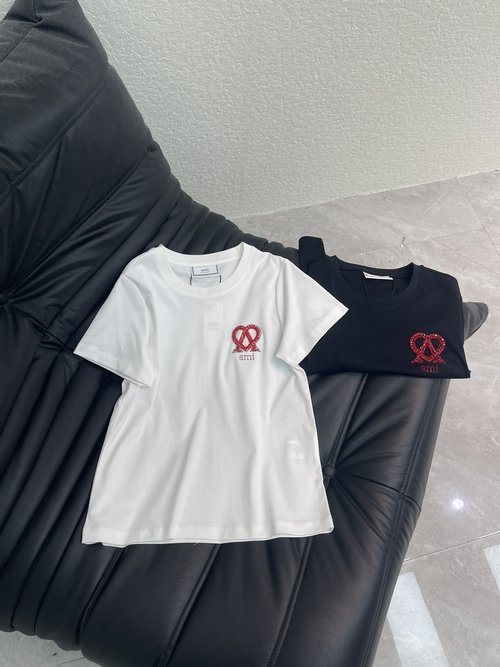 Ami Short-Sleeved T-Shirt with Studded Letter Logo and Classic Color Scheme