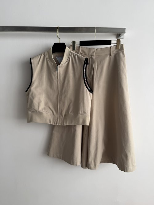 Bottega Veneta Stylish Sleeveless Suit with Zipper and A-line Skirt