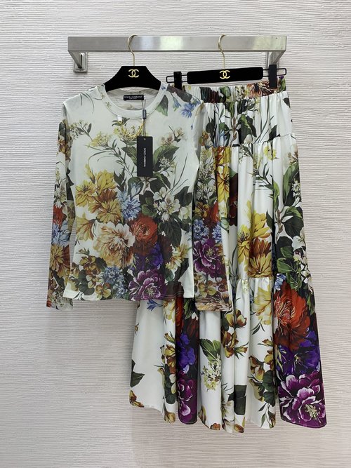 Dolce & Gabbana Colorful Floral Two-piece Suit with Spliced Skirt