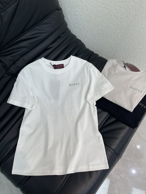 Gucci Solid Color Short Sleeve T-Shirt with Small Logo, Versatile