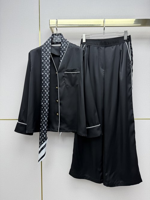 Louis Vuitton Long-Sleeve Pajama Set with Monogram Print and Contrast Trim