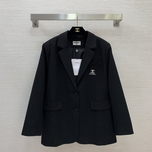 Chanel Vintage-style Tweed Suit Jacket with Logo Badge