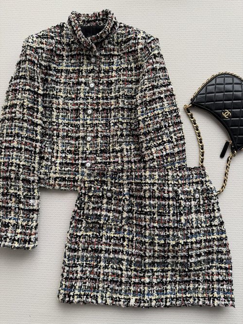 Chanel Handmade Tweed Skirt: Elegant Metal Buttons, Versatile Occasion Wear