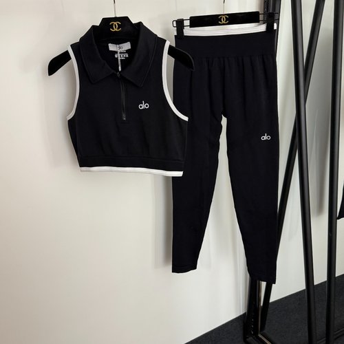 Alo Yoga Sports Set with Reflective Logo and Trimmed Collar