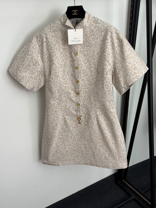 Schiaparelli Metal Keyhole Button Stand-Collar Waist-Contracted Dress in Apricot