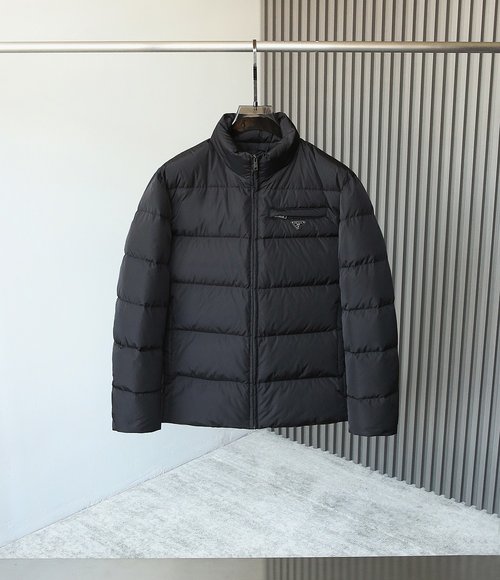 Prada Modern廓形运动风格羽绒夹克