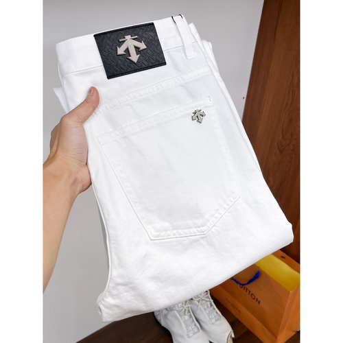 Descente High-Elastic Straight Jeans with Premium Wash