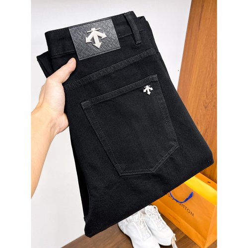 Descente High-Elastic Straight Jeans with Premium Wash