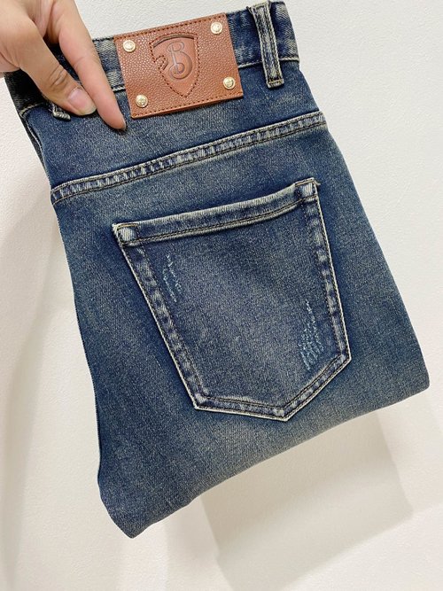 Burberry Original Design Jeans with Classic Logo