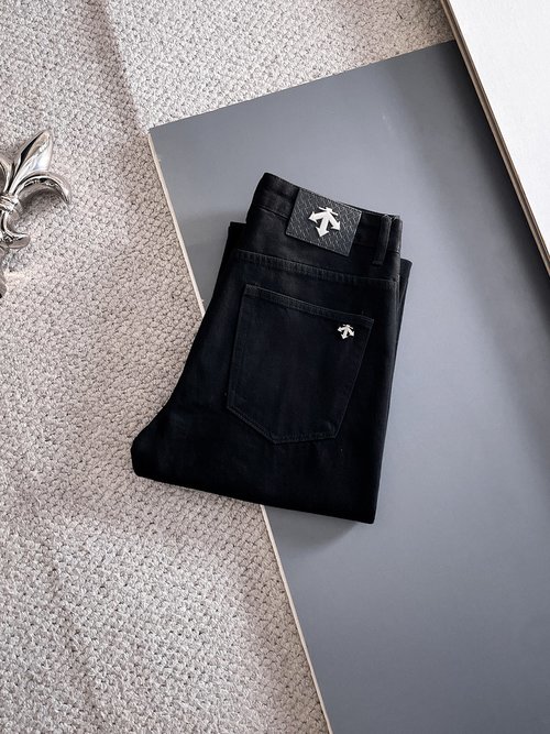 Descente High-Elastic Jeans with Premium Wash and Soft Touch