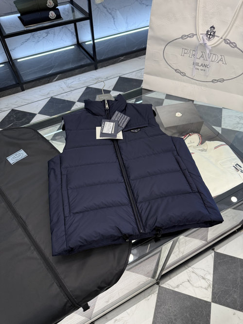 Prada Classic Down Vest Details实拍