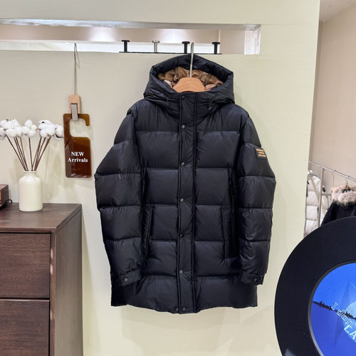 Burberry Down Jacket with徽章 Design and Mid-Length Cut