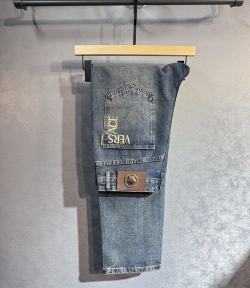 Versace Comfortable Wide-Leg Jeans Made from Premium Denim