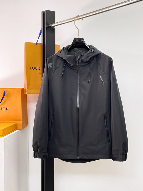 Descente Reversible Jacket with High Breathability