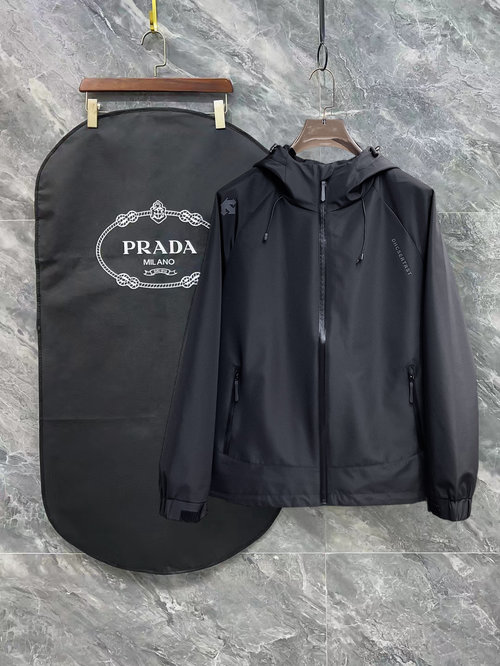 Descente Reversible Jacket with High Comfort and Fine Details