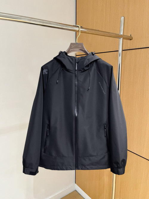 Descente Reversible Jacket with High Comfort and Fine Details
