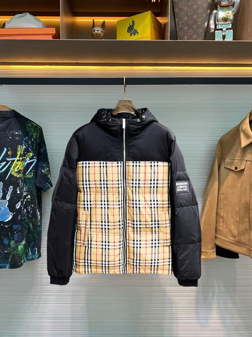 Burberry High - End Down Jacket with 90% Down and Classic Logo