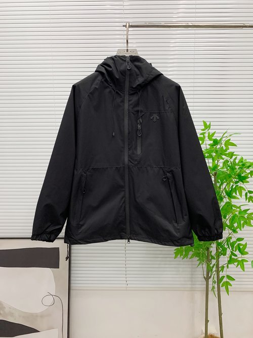 Descente New Arrival: Fashionable Windbreaker