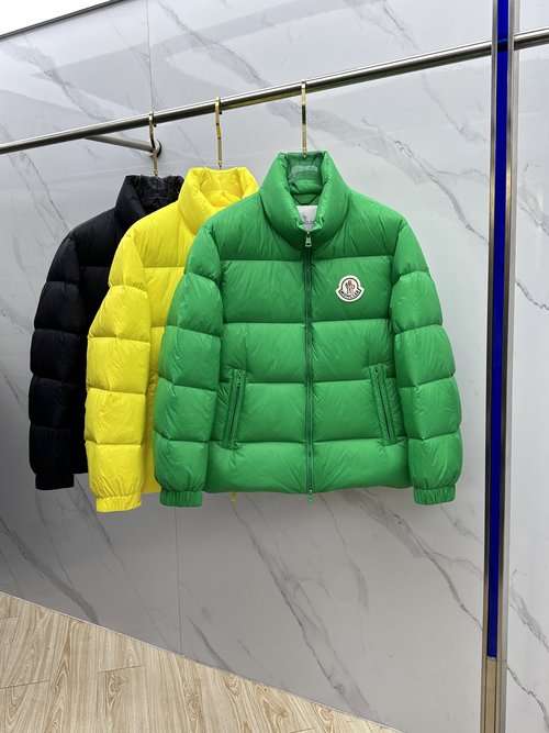 Moncler Classic Logo Down Coat for a Versatile Appearance