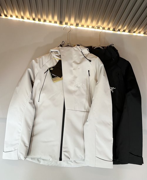 Canada Goose Jacket with Smooth Silk-filled Lining, Clean Design