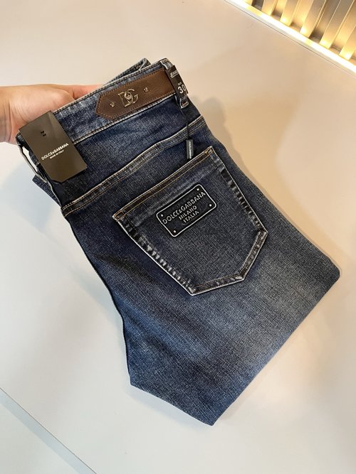Celine Washed Jeans with Comfortable Fit and Logo Waist牌 Design