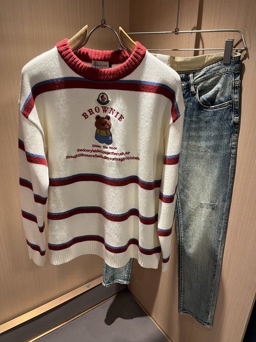 Moncler Knitted Wool Sweater with Mon Logo, Christmas Red