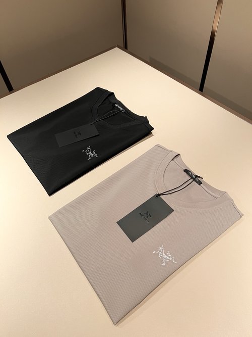 Canada Goose Short Sleeve T-Shirt with Elastic Fabric and Logo Design