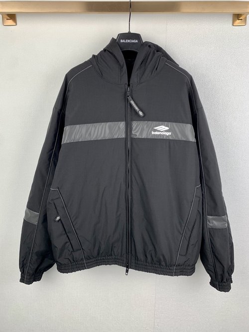 Balenciaga Reflective Logo Parka with Advanced Functionalities (替换features为更具体的functionalities)