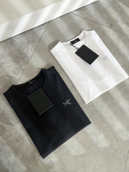 Canada Goose Elastic Spandex Short Sleeve T-Shirt with Structural Aesthetic