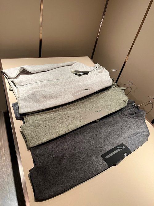 Canada Goose Unisex Sweatshirt with Smooth Dry-Fit Fabric