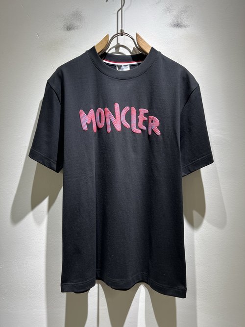 Moncler Comfortable and Slimming Short Sleeve T-shirt with Logo Pressing