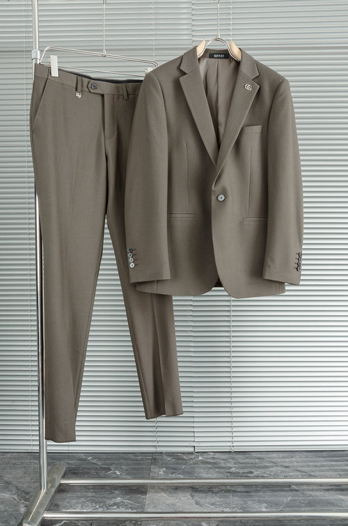 Gucci Stylish Suit Set with Fine Details and Soft Fabric