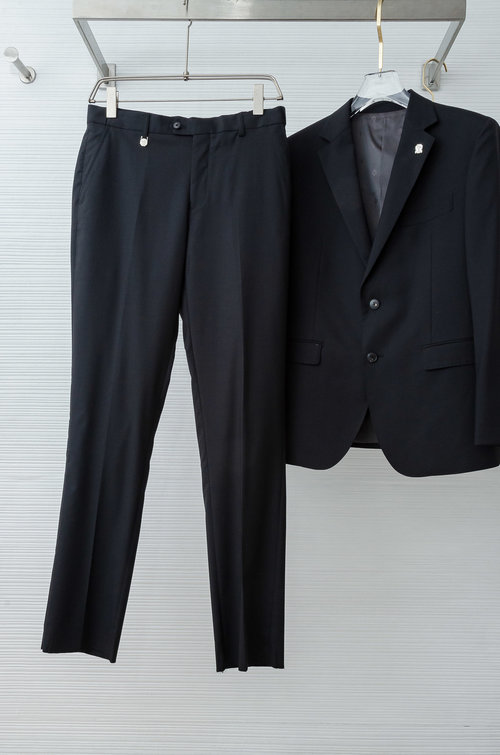 Loewe Luxurious Wool Blend Business Suit with Unique Texture