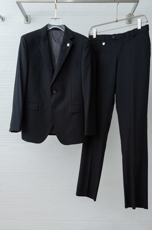Loewe Luxurious Wool Blend Business Suit with Unique Texture