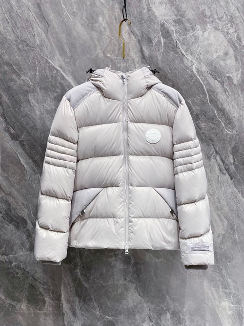 Canada Goose Fashionable Windproof Down Jacket with Logo